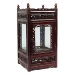 Kleine Holzvitrine China, 20. Jh.,