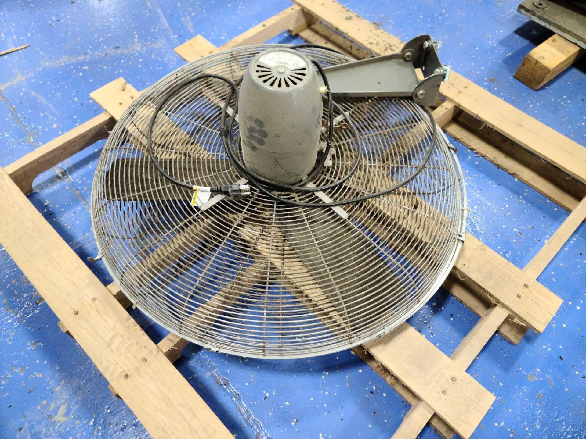 (1) Global 30" Wall Mounted Industrial Fan - Image 2 of 3