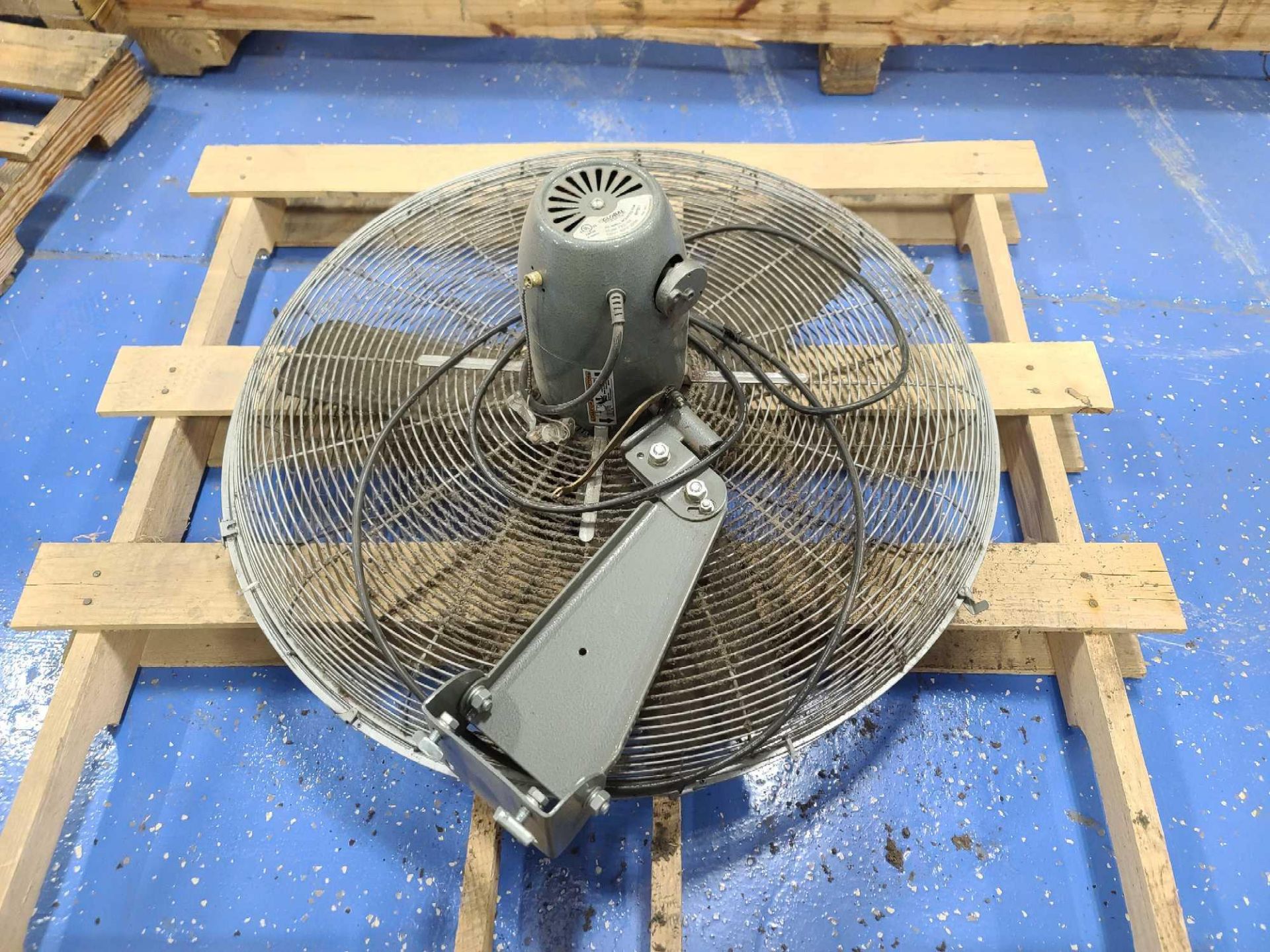 (1) Global 30" Wall Mounted Industrial Fan