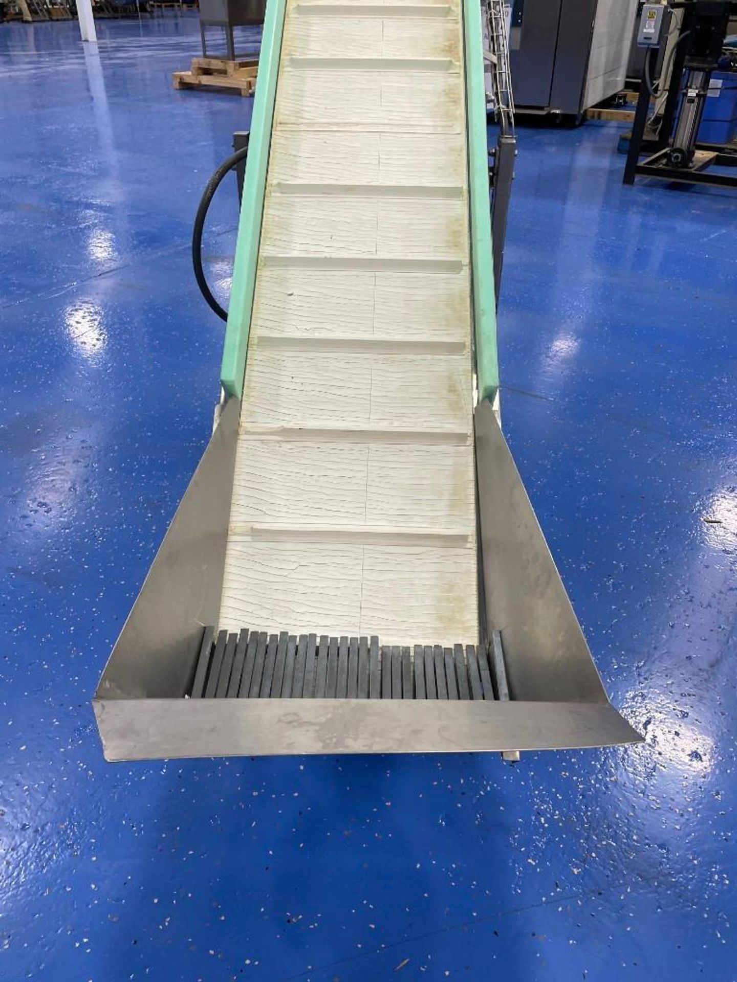 Cleated Incline Conveyor With Hopper 100"L x 18"W - Image 3 of 6