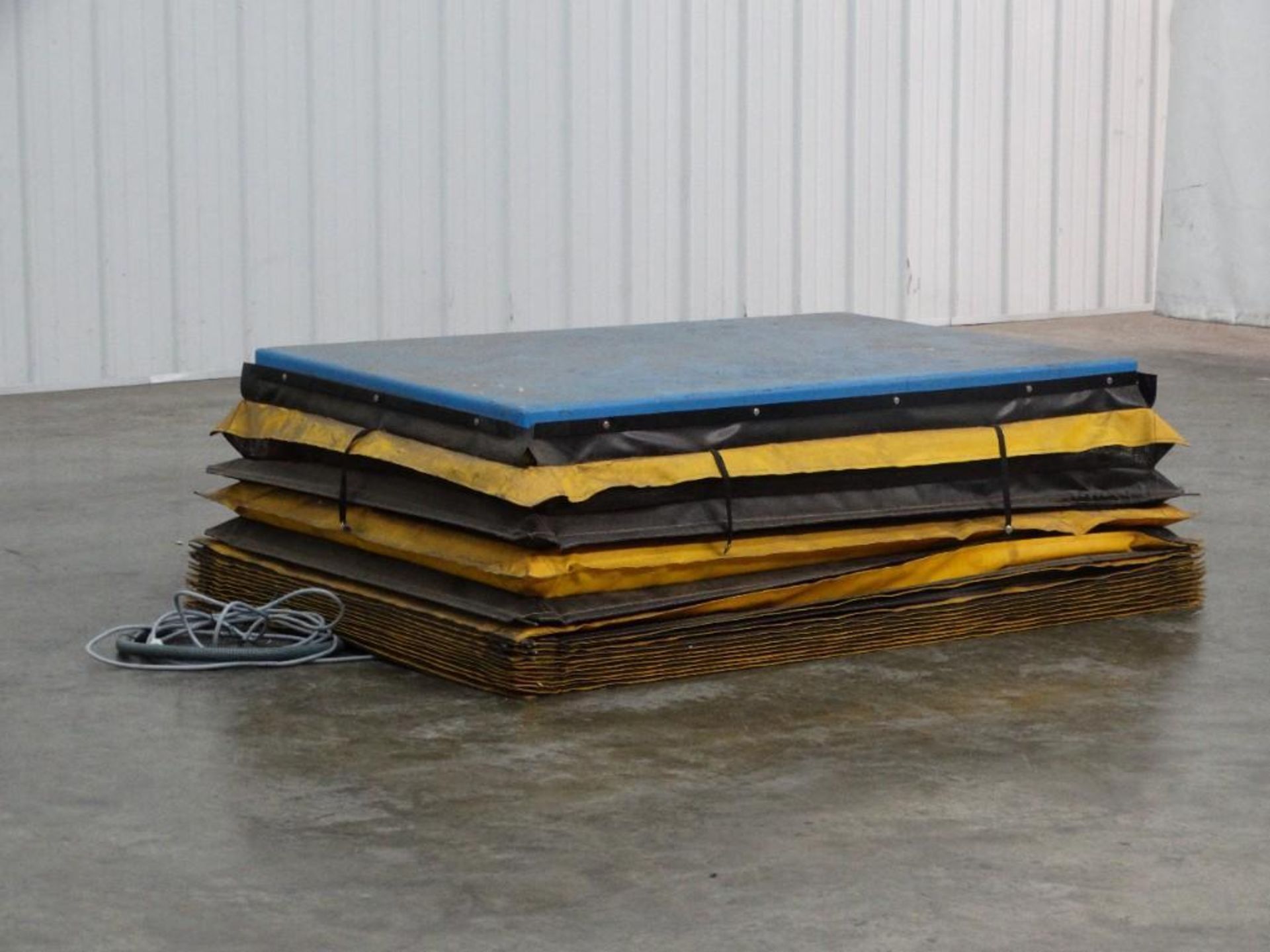 SouthWorth 2500 Pound Capacity Pallet Lift