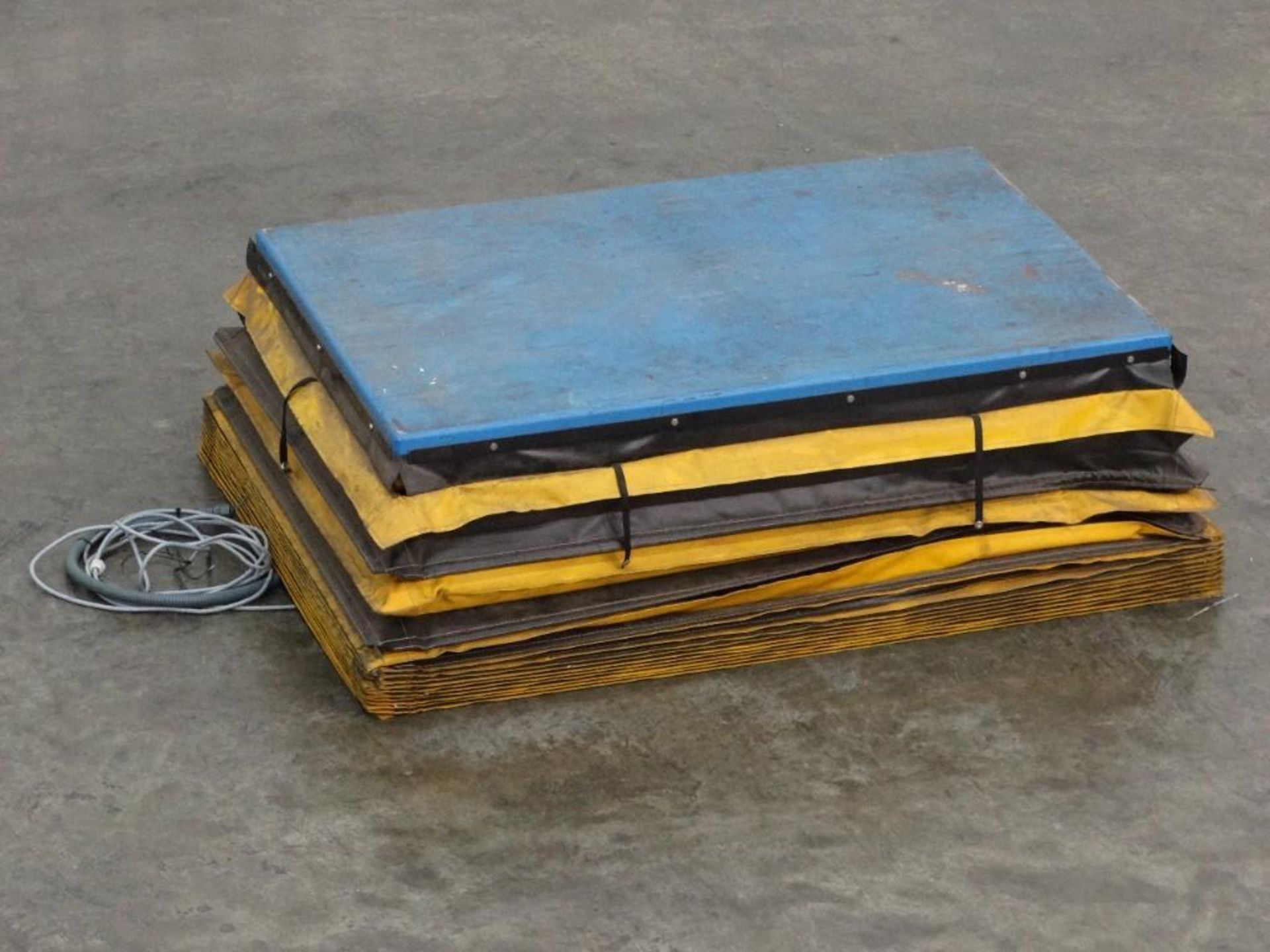 SouthWorth 2500 Pound Capacity Pallet Lift - Image 7 of 9