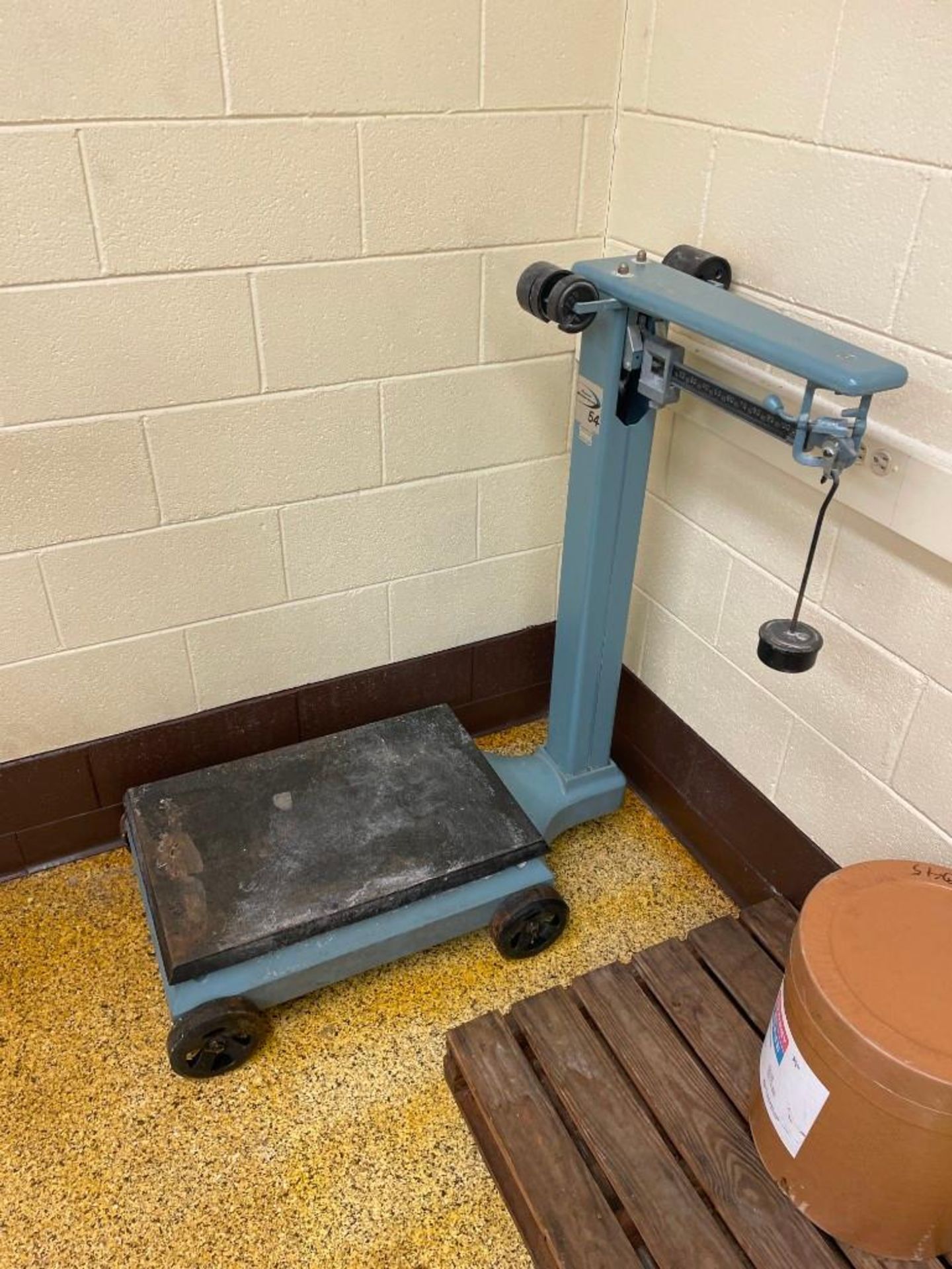 Howe Richardson Floor Scale on Casters - Image 2 of 6