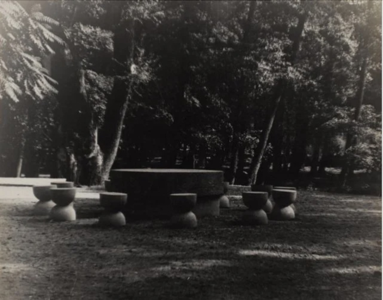 Constantin Brâncuși (1875 - 1957), La Table du Silence Ã¡ TÃ¢rgu Jiu, Romania 1938