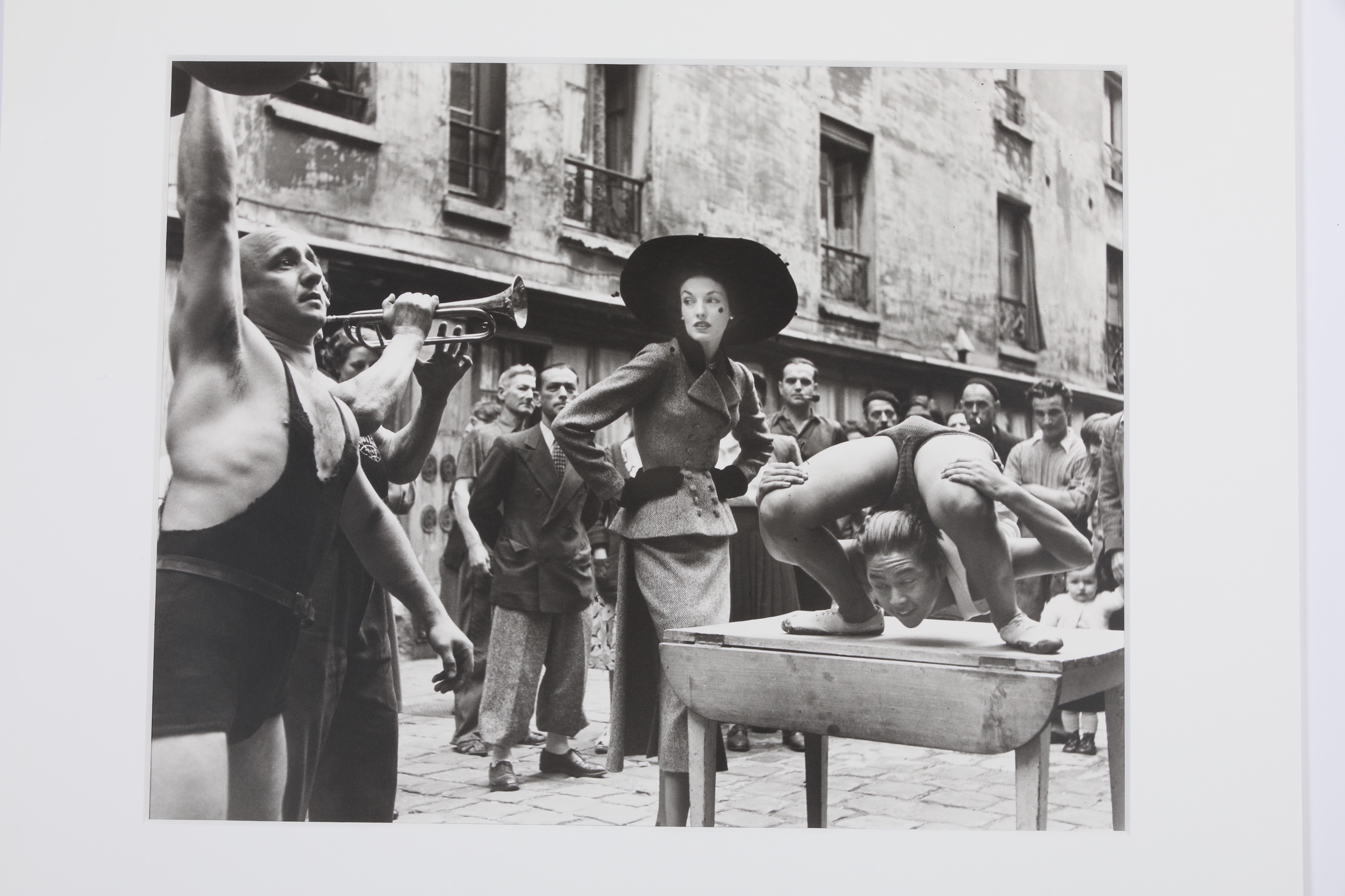 Richard Avedon (1923 - 2004), Elise Daniels with Street Performers, Suit by Balenciaga - Image 2 of 2