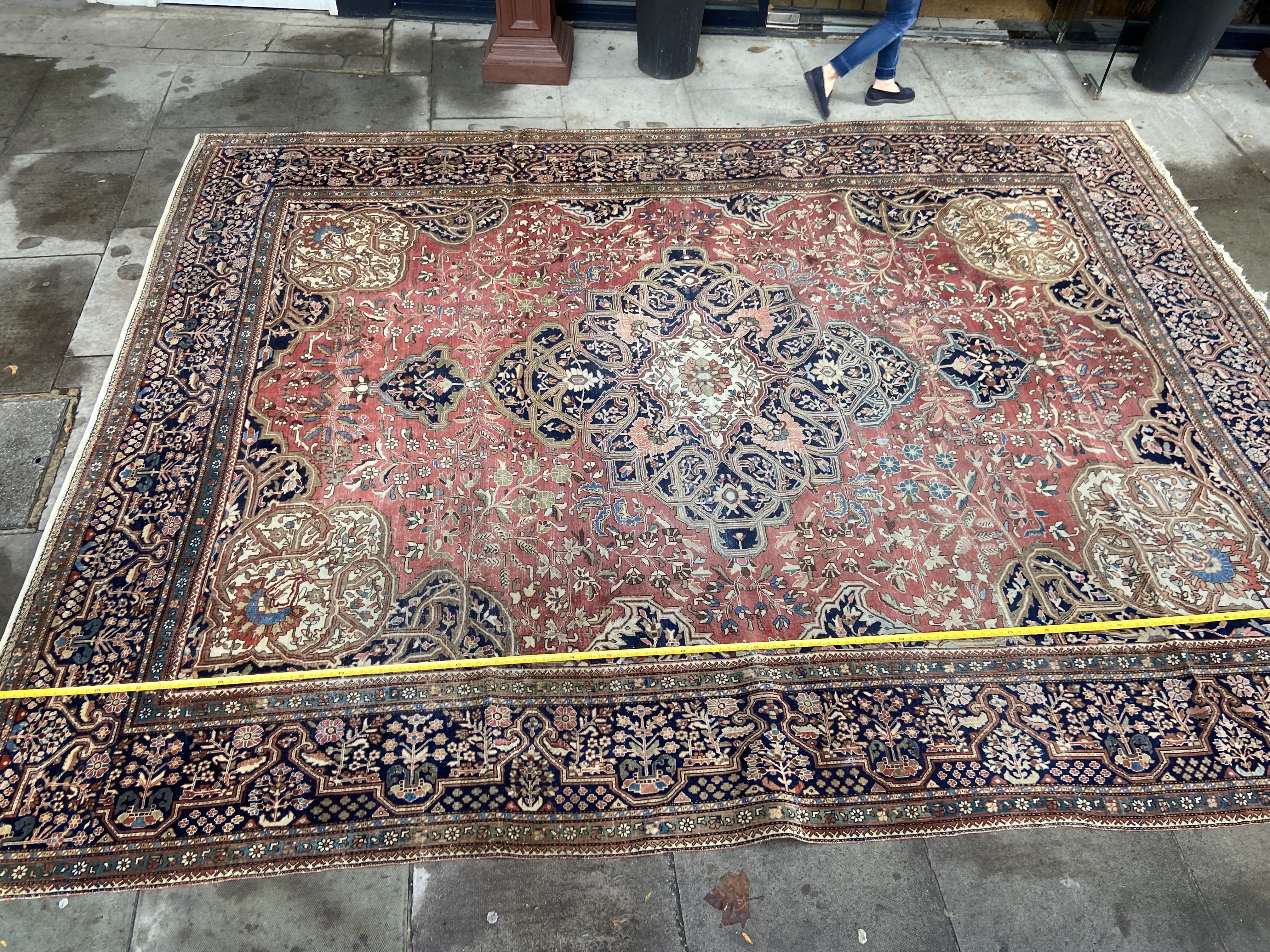 A large Sarouk Farahan/Kashan Mohtasham (?) Persian rug - Image 2 of 7
