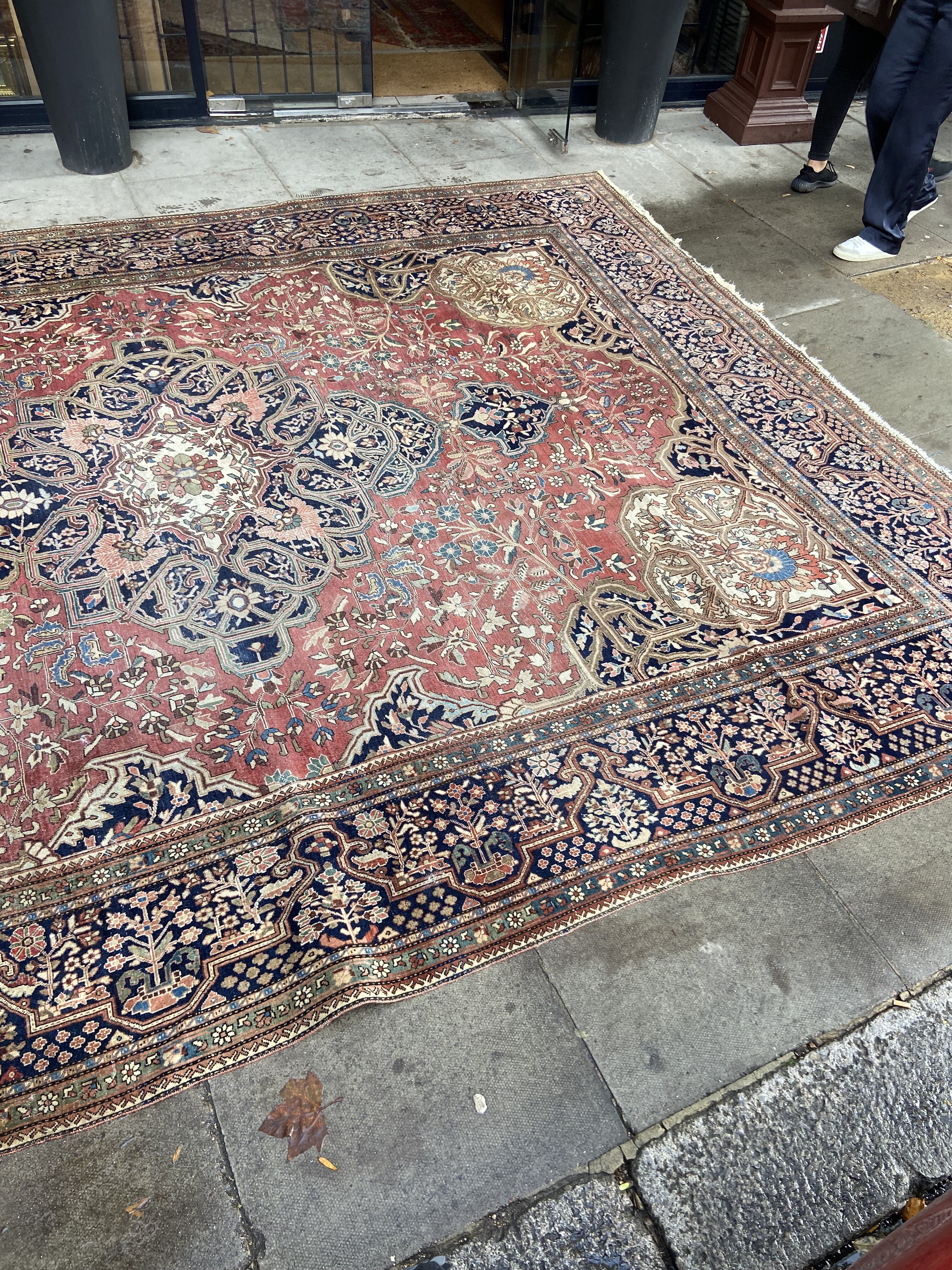 A large Sarouk Farahan/Kashan Mohtasham (?) Persian rug - Image 5 of 7