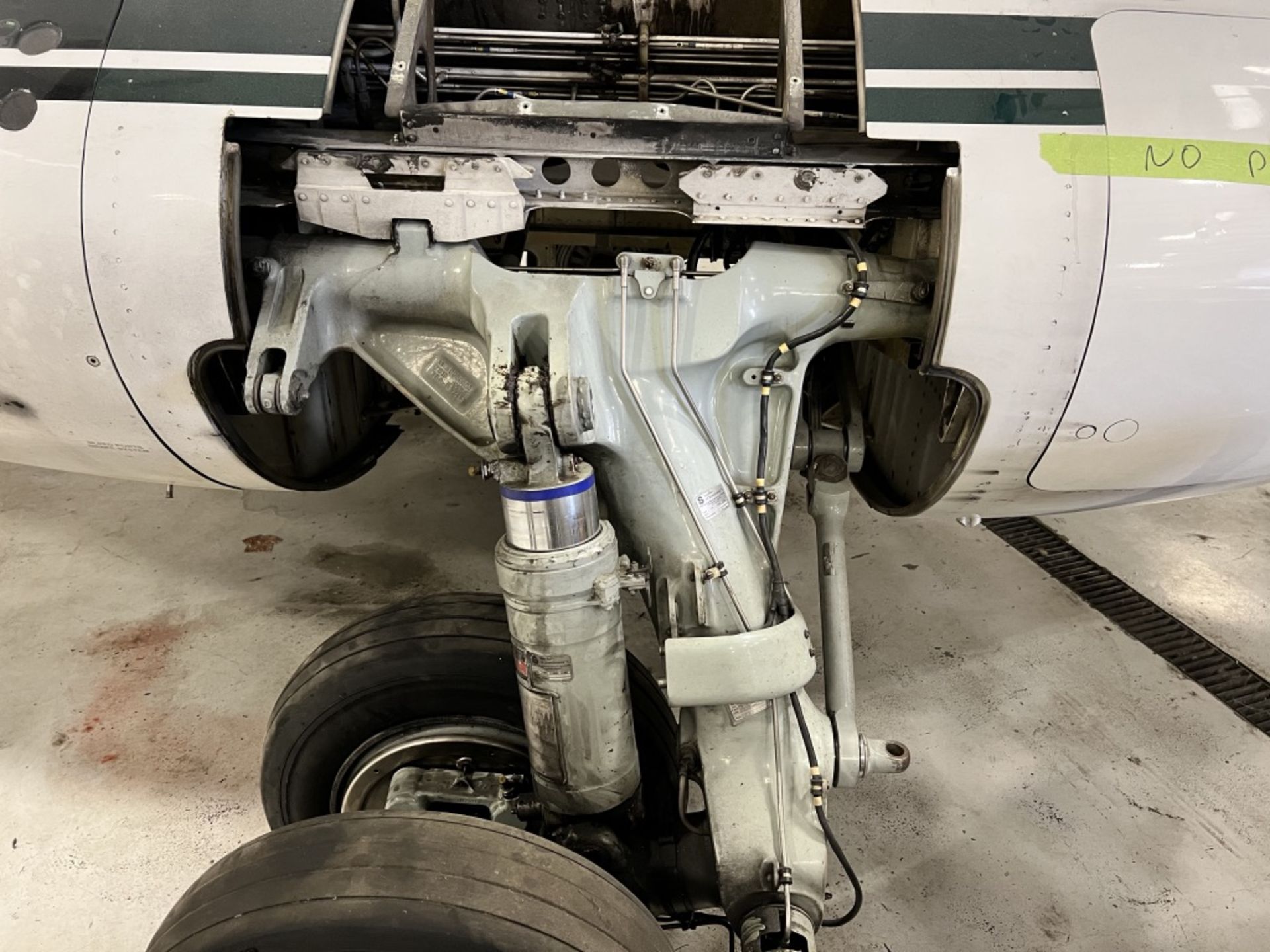 LOT OF: (2) SUN-AIR OF SCANDINAVIA MAIN STRUTS W/ BRAKES AND TIRES FROM A FAIRCHILD DORNIER 328 JET - Image 12 of 19