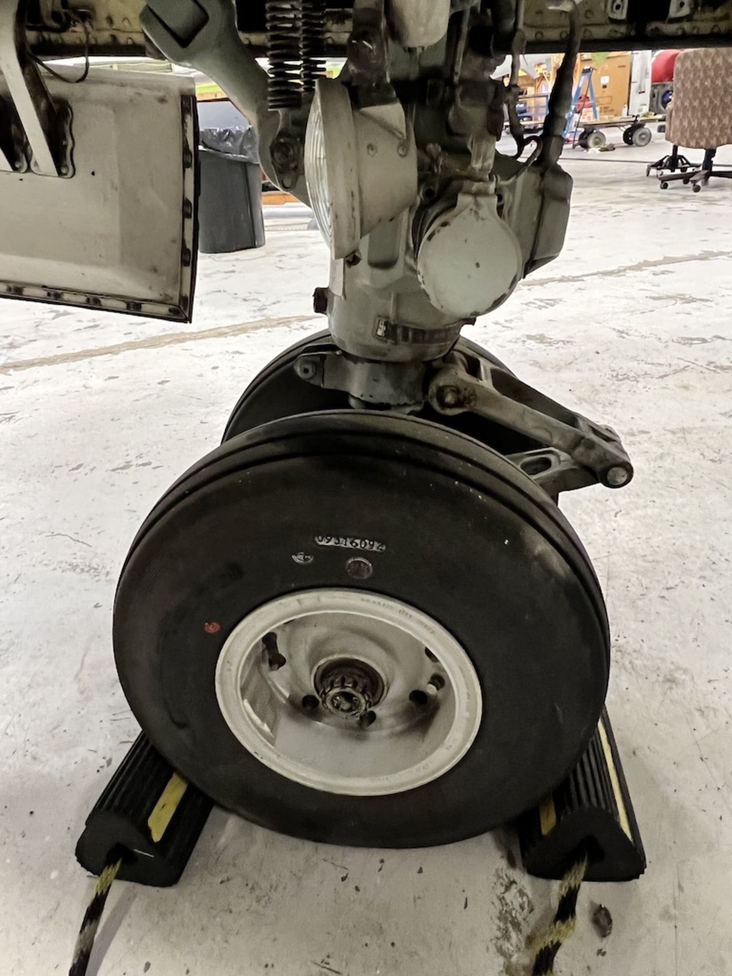 LOT OF: (1) SUN-AIR OF SCANDINAVIA NOSE WHEEL STRUT W/ BRAKES AND TIRES FROM A FAIRCHILD DORNIER 328 - Image 4 of 6