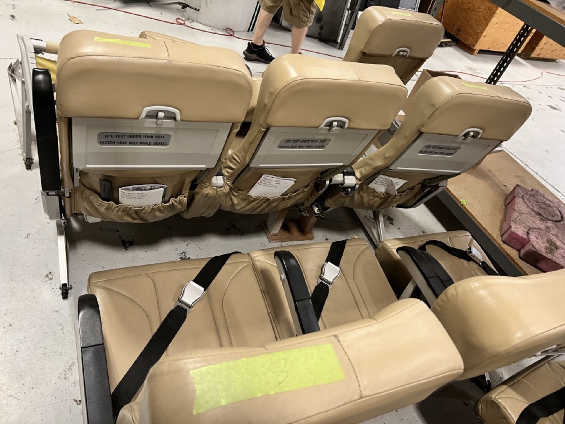 LOT OF: (30) SEATS, (1) FLIGHT ATTENDANT SEAT/ JUMP SEAT, (7) OVERHEAD LUGGAGE COMPARTMENTS AND (1) - Image 11 of 21