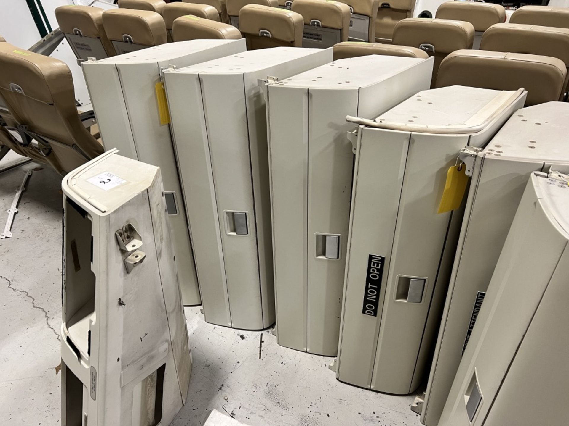 LOT OF: (30) SEATS, (1) FLIGHT ATTENDANT SEAT/ JUMP SEAT, (7) OVERHEAD LUGGAGE COMPARTMENTS AND (1) - Image 15 of 21