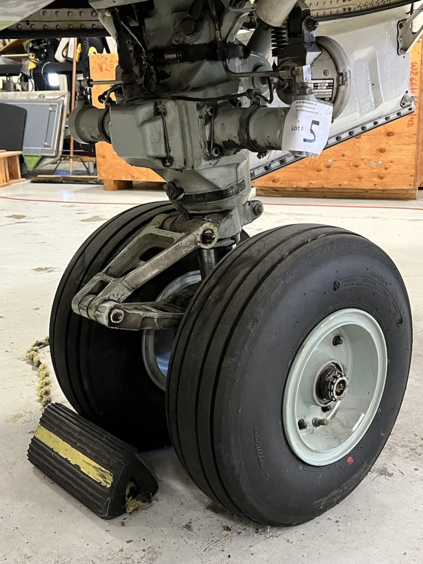 LOT OF: (1) SUN-AIR OF SCANDINAVIA NOSE WHEEL STRUT W/ BRAKES AND TIRES FROM A FAIRCHILD DORNIER 328 - Image 2 of 6