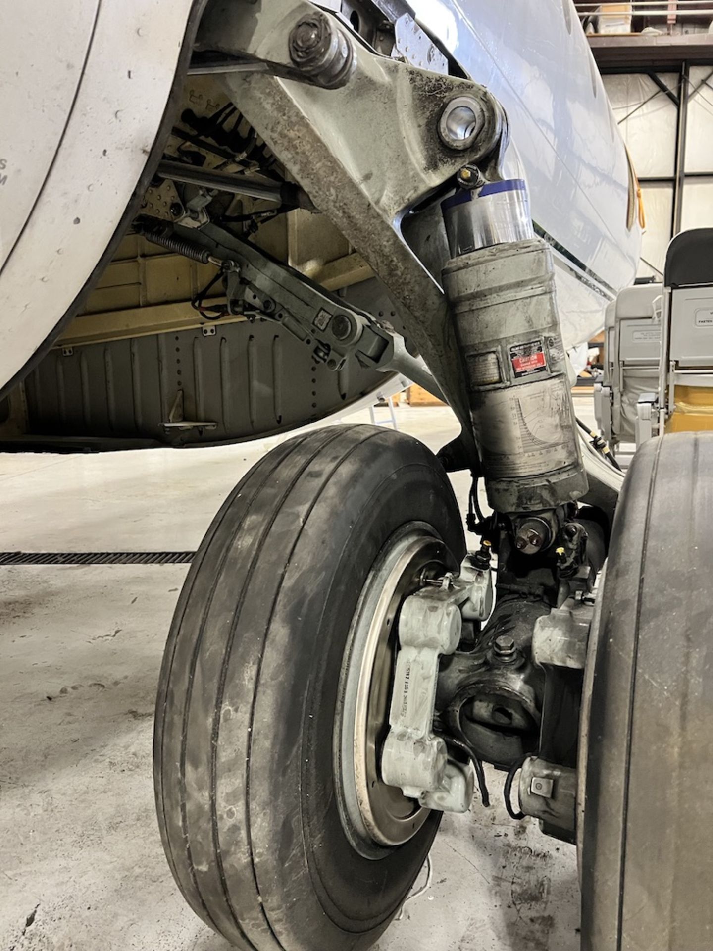 LOT OF: (2) SUN-AIR OF SCANDINAVIA MAIN STRUTS W/ BRAKES AND TIRES FROM A FAIRCHILD DORNIER 328 JET - Image 17 of 19