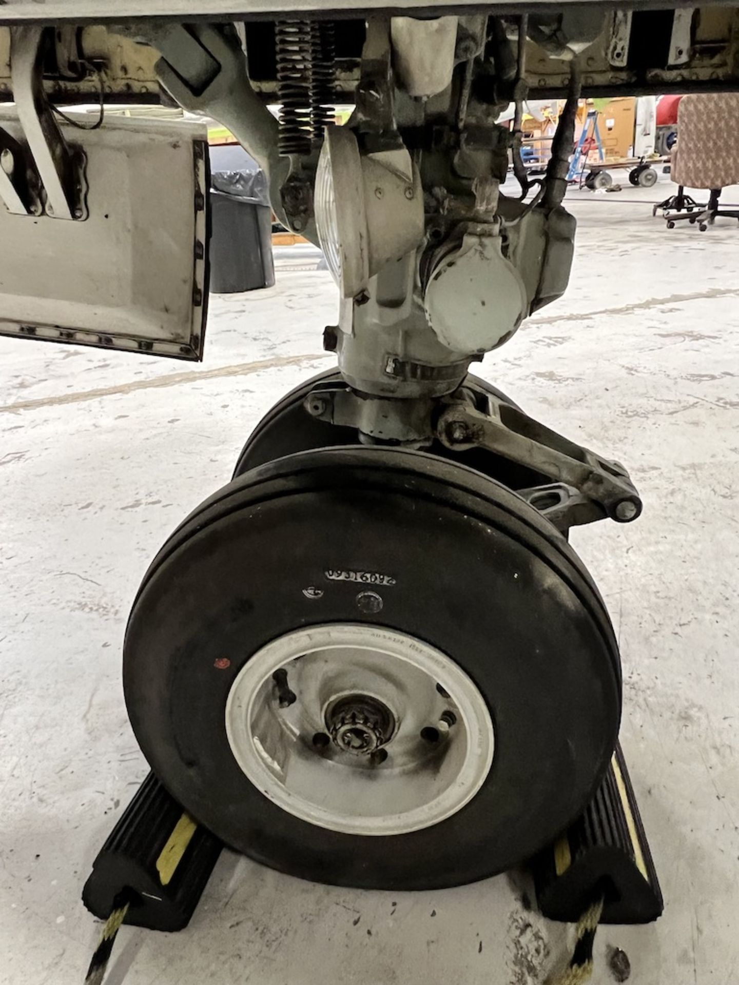 LOT OF: (1) SUN-AIR OF SCANDINAVIA NOSE WHEEL STRUT W/ BRAKES AND TIRES FROM A FAIRCHILD DORNIER 328 - Image 5 of 6