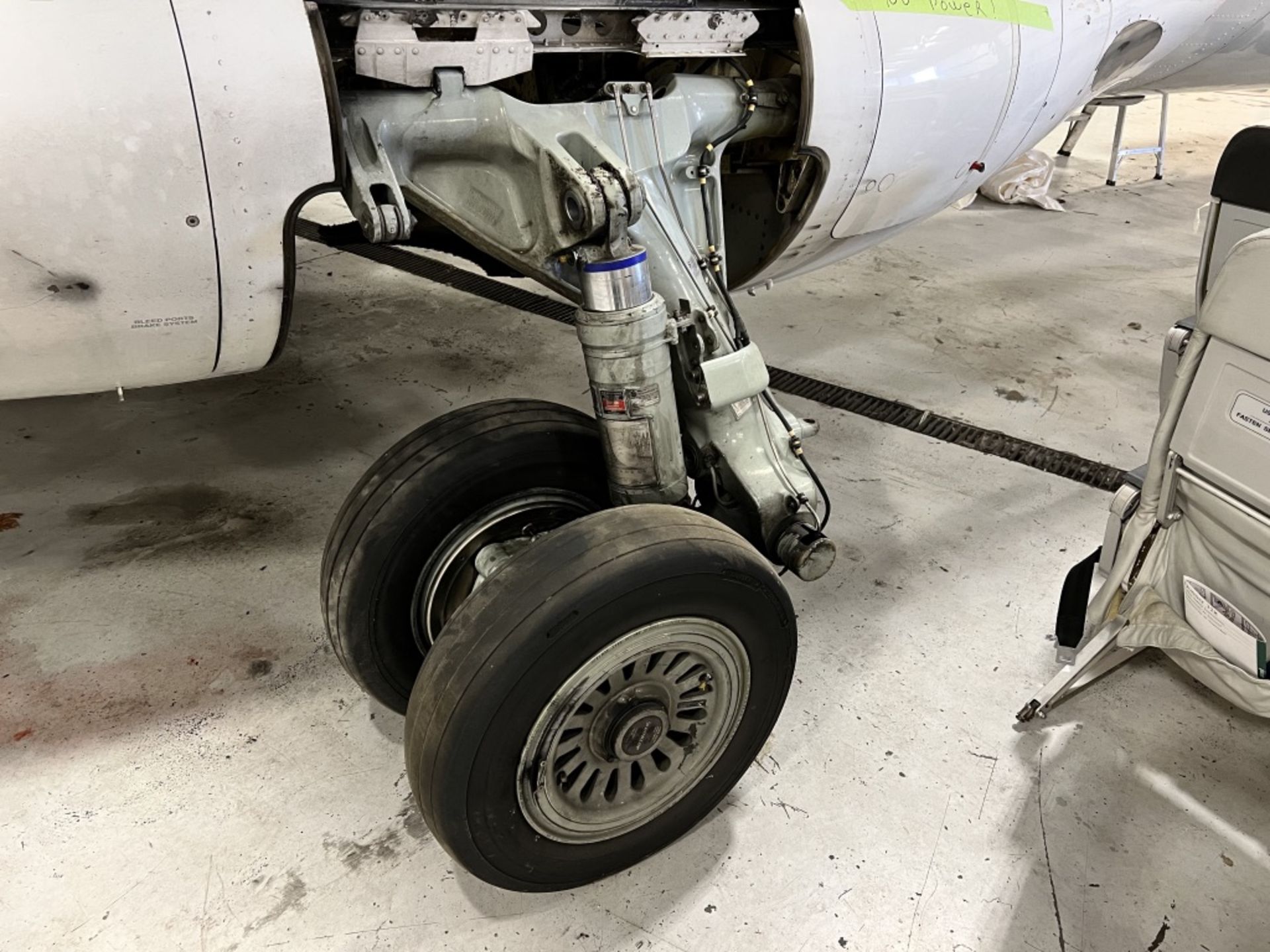 LOT OF: (2) SUN-AIR OF SCANDINAVIA MAIN STRUTS W/ BRAKES AND TIRES FROM A FAIRCHILD DORNIER 328 JET - Image 10 of 19