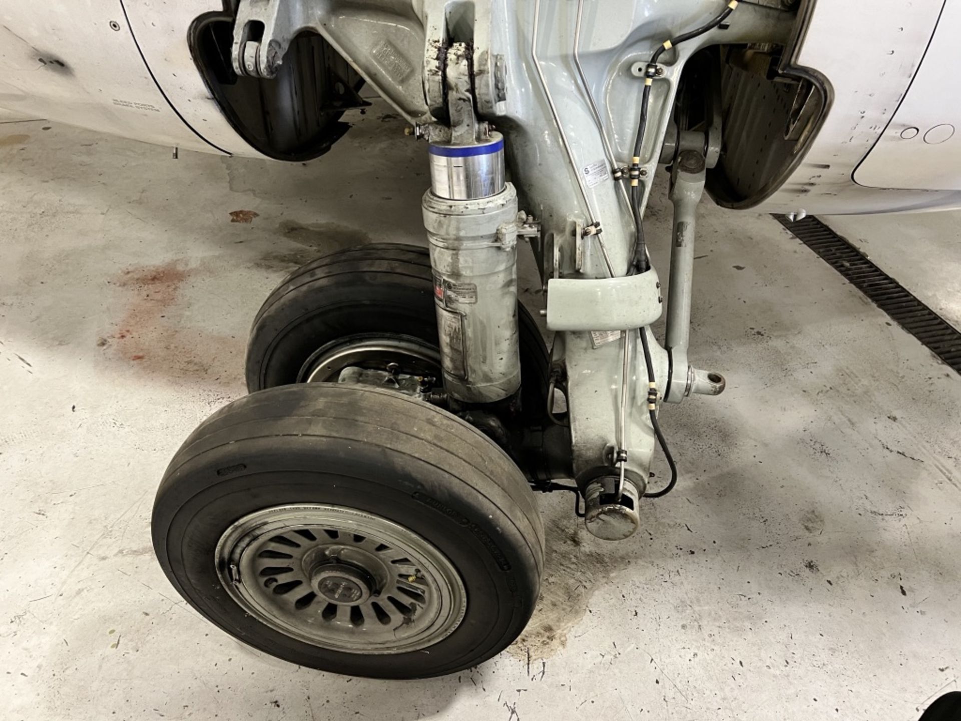 LOT OF: (2) SUN-AIR OF SCANDINAVIA MAIN STRUTS W/ BRAKES AND TIRES FROM A FAIRCHILD DORNIER 328 JET - Image 11 of 19