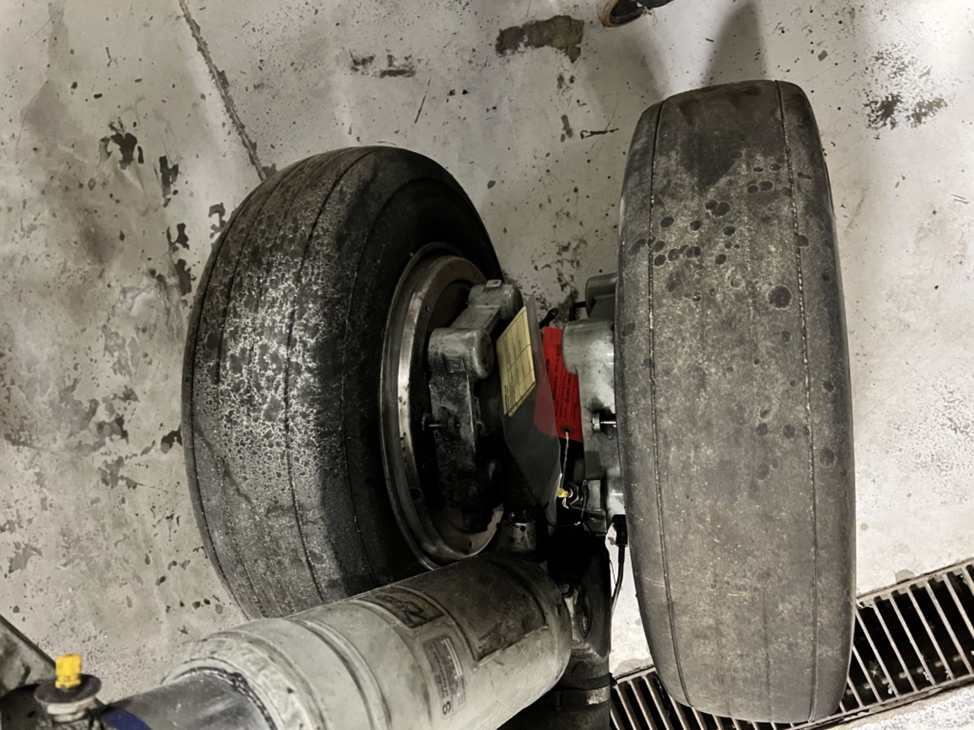 LOT OF: (2) SUN-AIR OF SCANDINAVIA MAIN STRUTS W/ BRAKES AND TIRES FROM A FAIRCHILD DORNIER 328 JET - Image 7 of 19