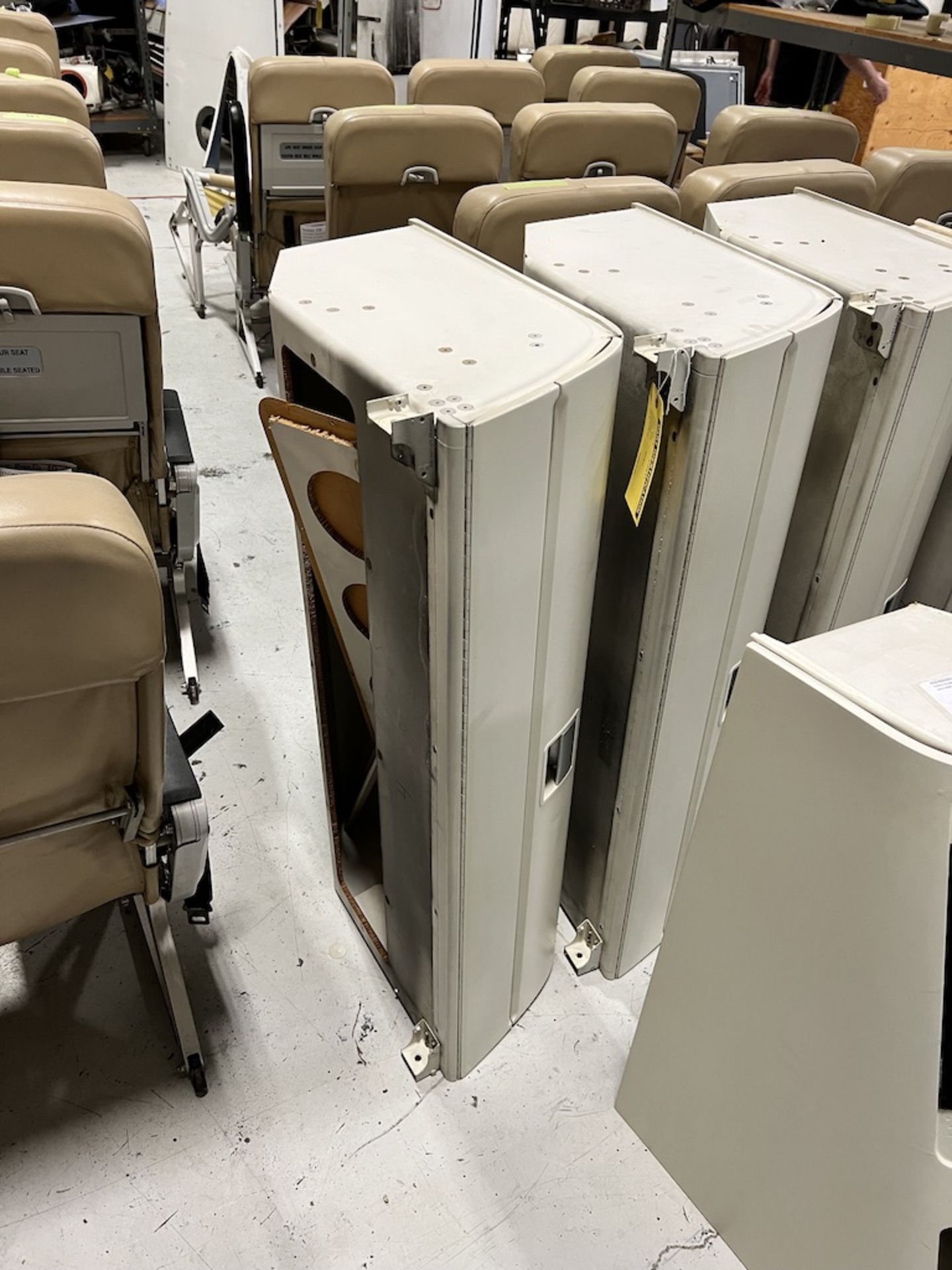 LOT OF: (30) SEATS, (1) FLIGHT ATTENDANT SEAT/ JUMP SEAT, (7) OVERHEAD LUGGAGE COMPARTMENTS AND (1) - Image 13 of 21