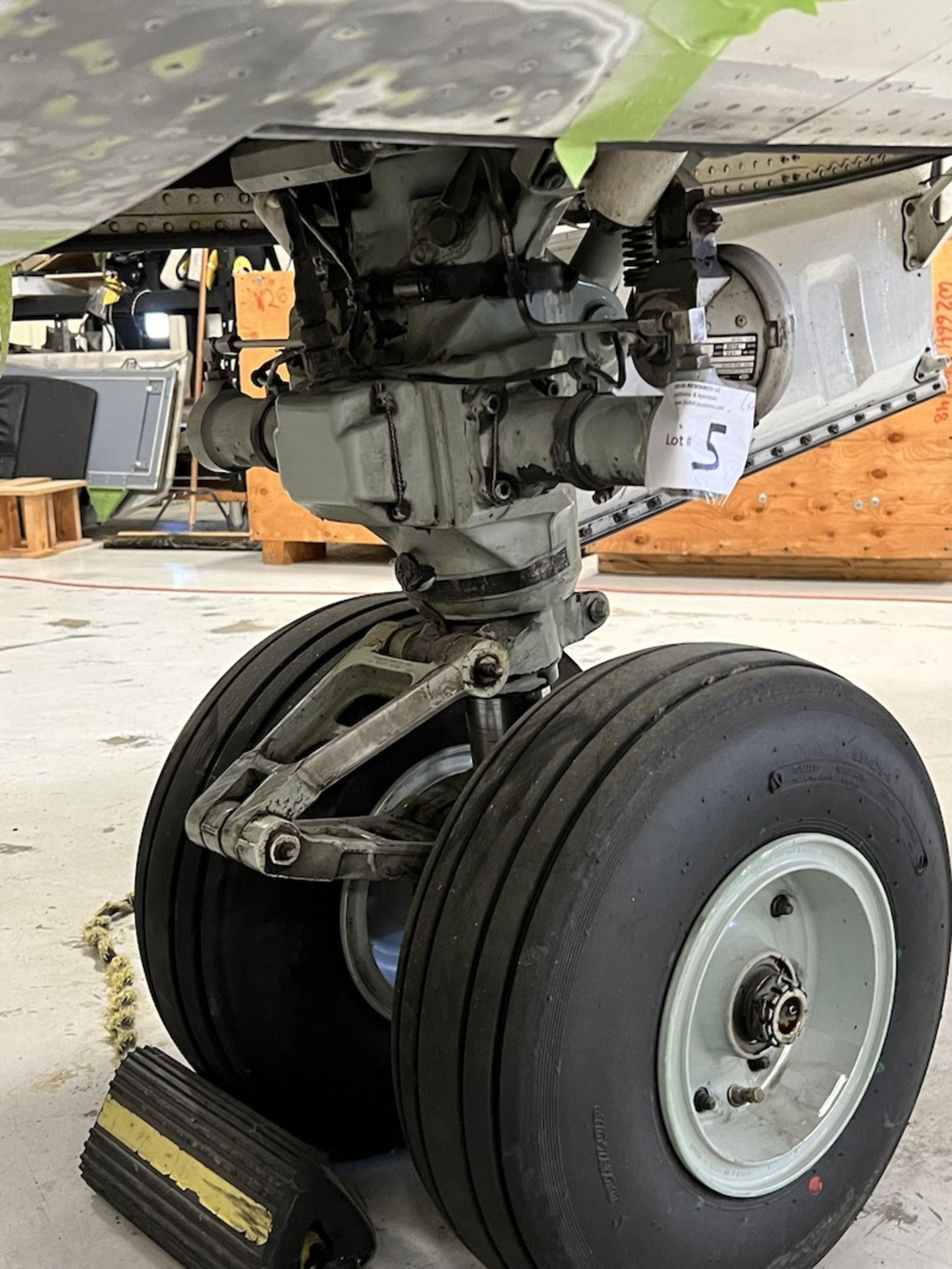 LOT OF: (1) SUN-AIR OF SCANDINAVIA NOSE WHEEL STRUT W/ BRAKES AND TIRES FROM A FAIRCHILD DORNIER 328 - Image 3 of 6