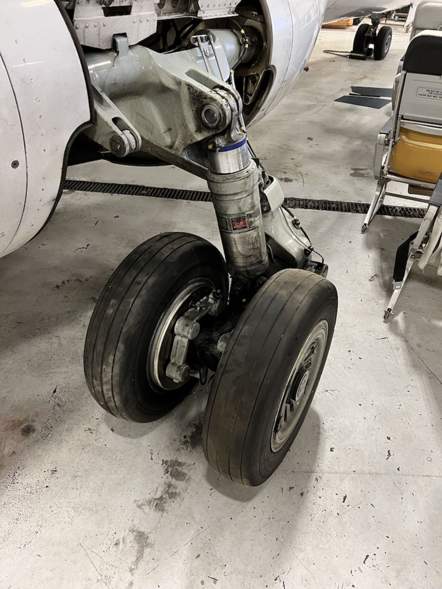 LOT OF: (2) SUN-AIR OF SCANDINAVIA MAIN STRUTS W/ BRAKES AND TIRES FROM A FAIRCHILD DORNIER 328 JET - Image 14 of 19