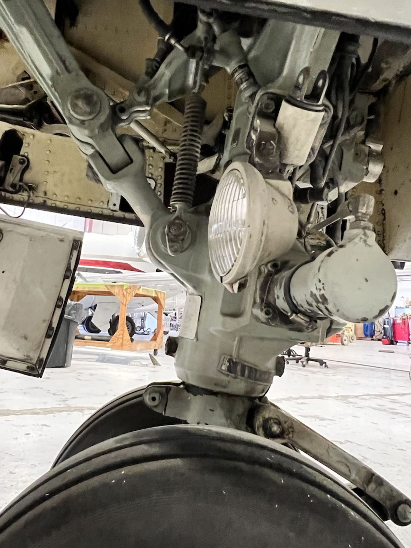 LOT OF: (1) SUN-AIR OF SCANDINAVIA NOSE WHEEL STRUT W/ BRAKES AND TIRES FROM A FAIRCHILD DORNIER 328 - Image 6 of 6