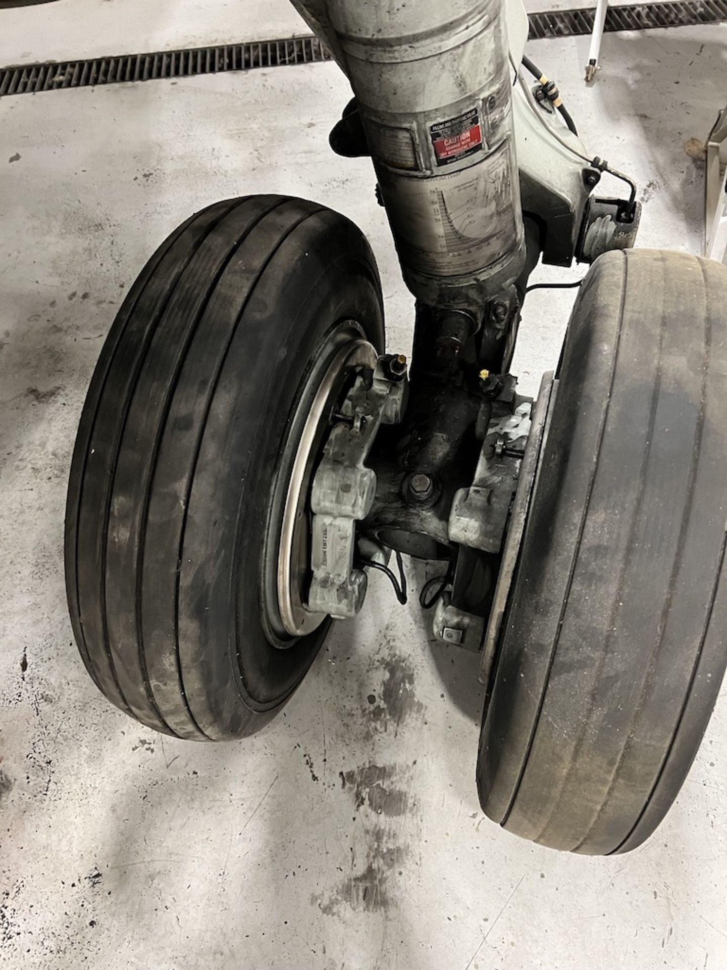 LOT OF: (2) SUN-AIR OF SCANDINAVIA MAIN STRUTS W/ BRAKES AND TIRES FROM A FAIRCHILD DORNIER 328 JET - Image 16 of 19