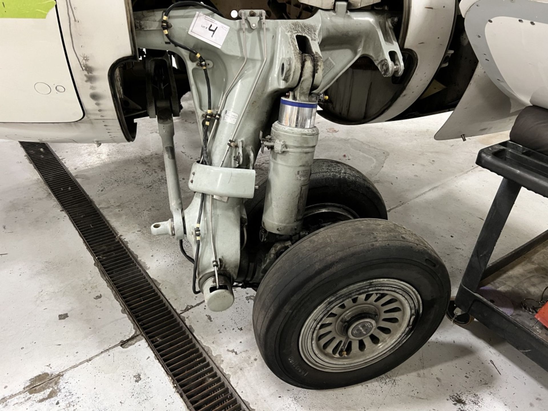 LOT OF: (2) SUN-AIR OF SCANDINAVIA MAIN STRUTS W/ BRAKES AND TIRES FROM A FAIRCHILD DORNIER 328 JET