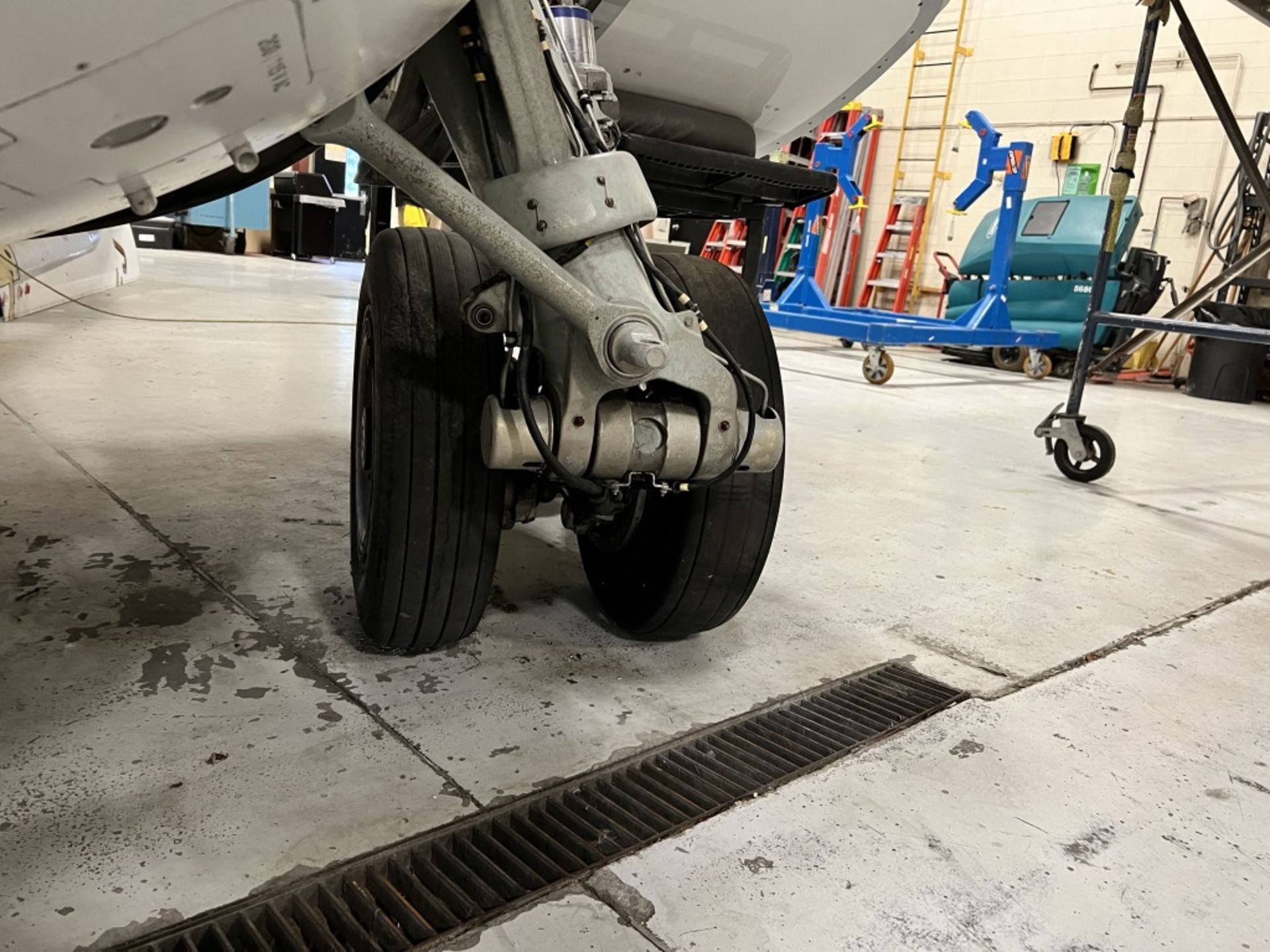 LOT OF: (2) SUN-AIR OF SCANDINAVIA MAIN STRUTS W/ BRAKES AND TIRES FROM A FAIRCHILD DORNIER 328 JET - Image 8 of 19