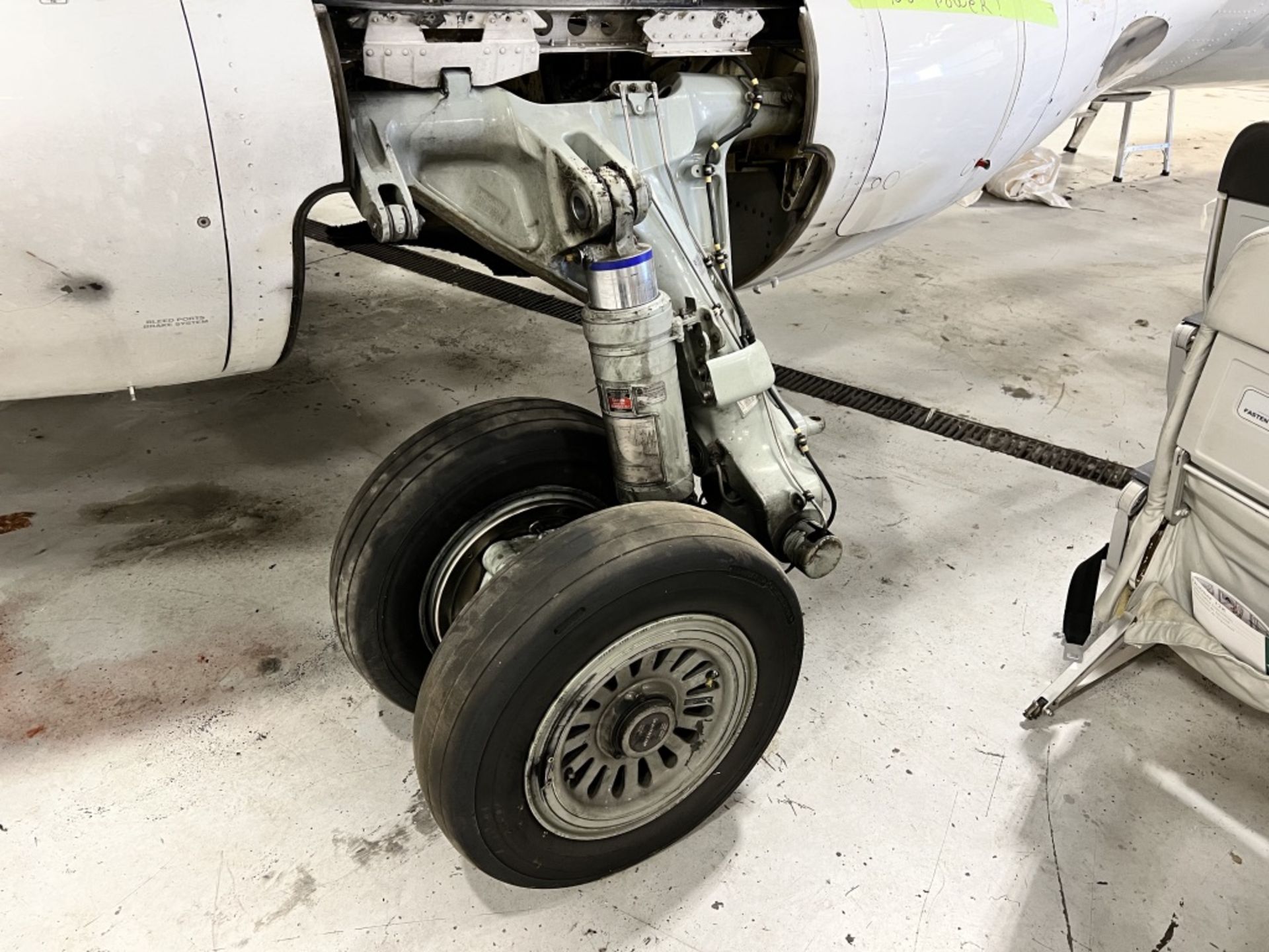 LOT OF: (2) SUN-AIR OF SCANDINAVIA MAIN STRUTS W/ BRAKES AND TIRES FROM A FAIRCHILD DORNIER 328 JET - Image 9 of 19