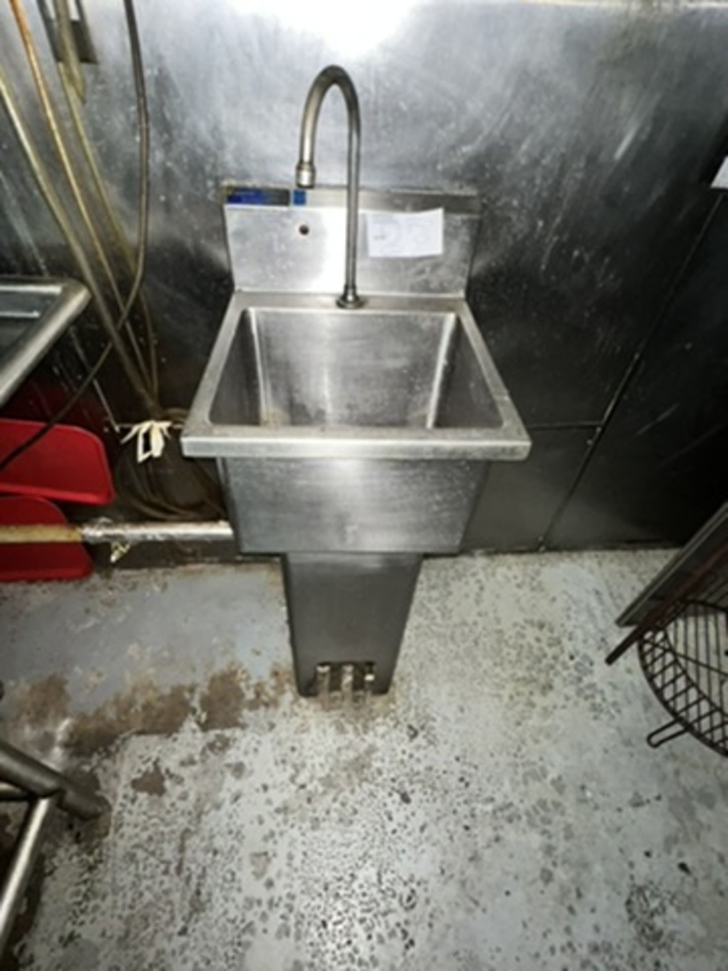 SS' hand wash sink with foot pedals - Image 3 of 4