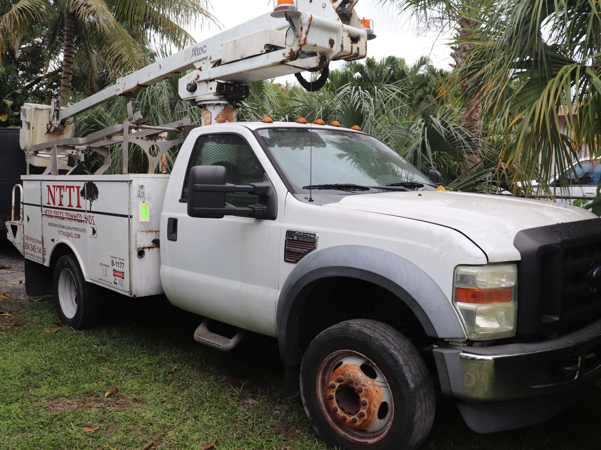2008 Ford F-450 Vin: 1FDXF46R08ED87086 With Altec telescoping lift