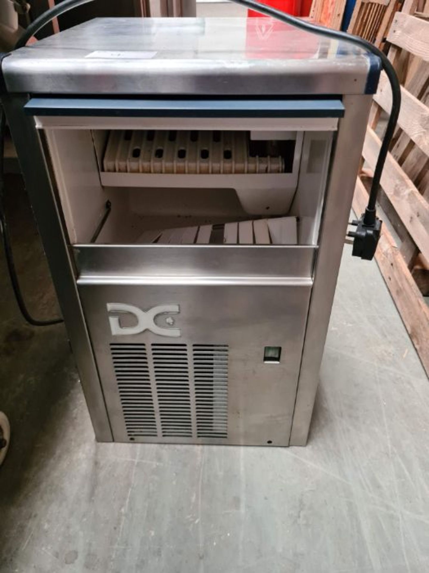 Small DC ice machine. - Image 2 of 2