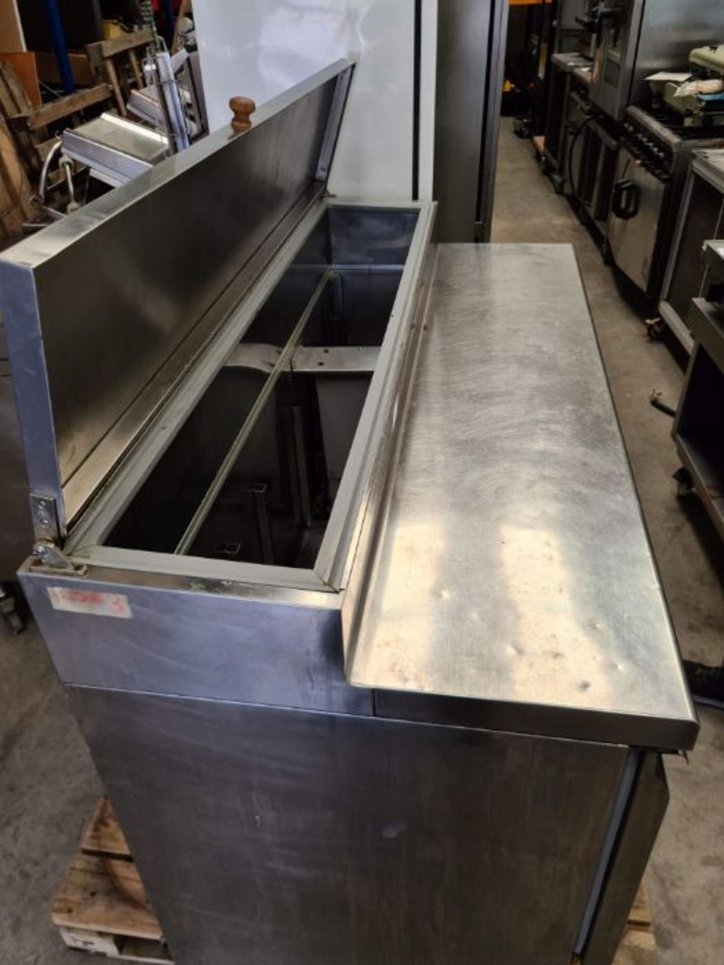 Infrico refrigerated pizza prep counter, 3 door, picking pot top. - Image 2 of 2