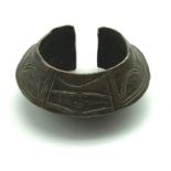 AN OLD ANTIQUE/VINTAGE CAST BRONZE ANKLET WITH ORNATE INCISED SWAG DECORATION.