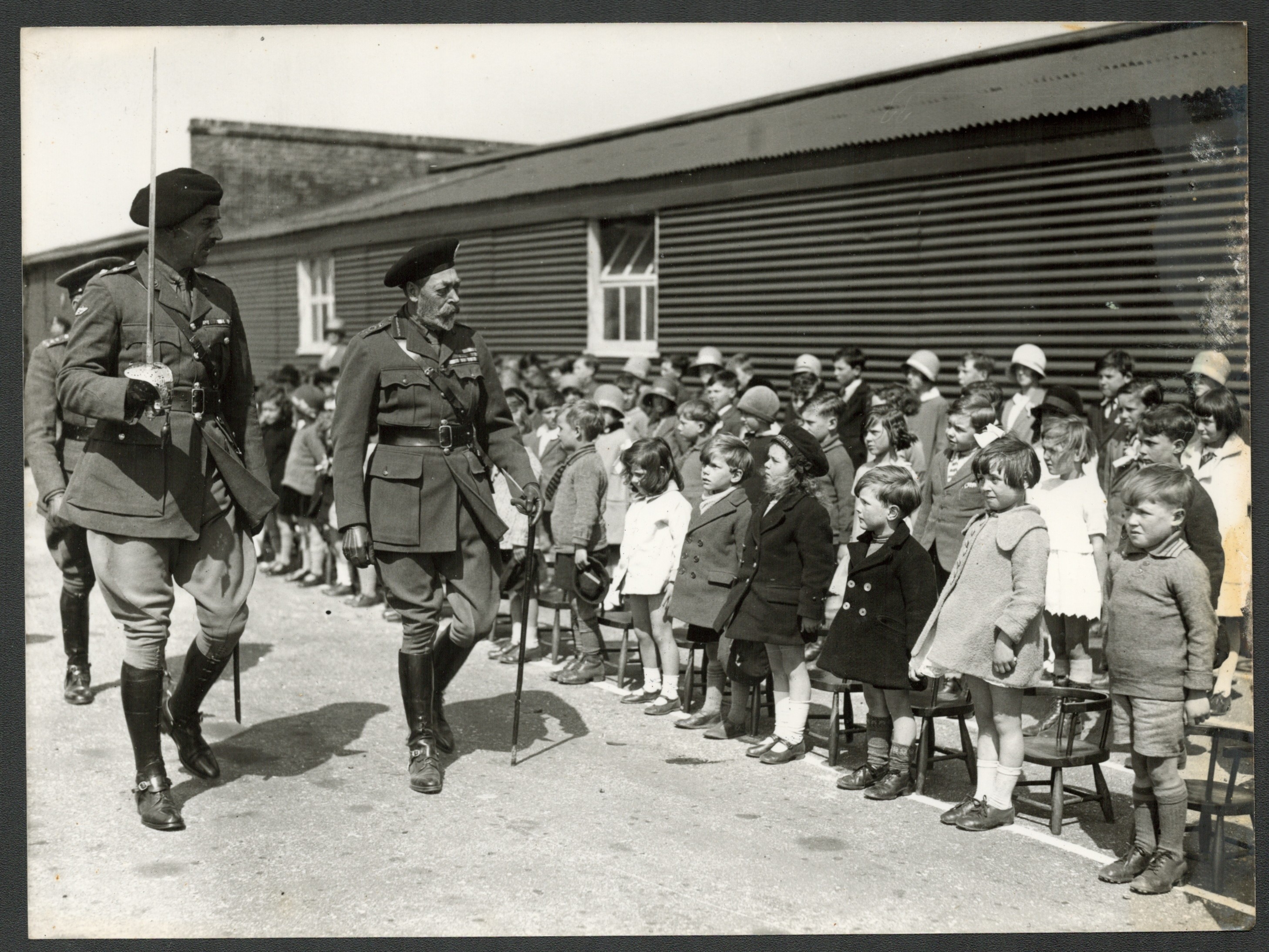 VINTAGE EARLY PRESS PHOTOGRAPH OF KING GEORGE V REVIEWS HIS TROOPS