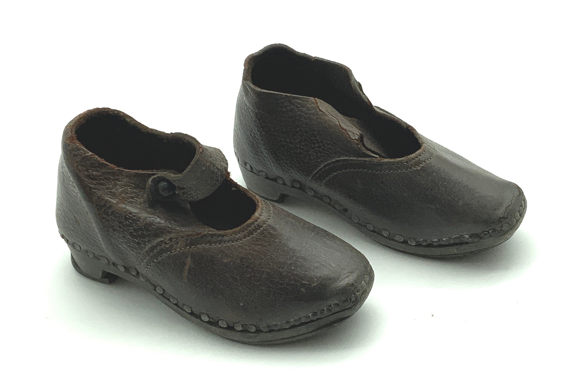 VICTORIAN CHILDREN CLOGS - AS FOUND - Image 2 of 4