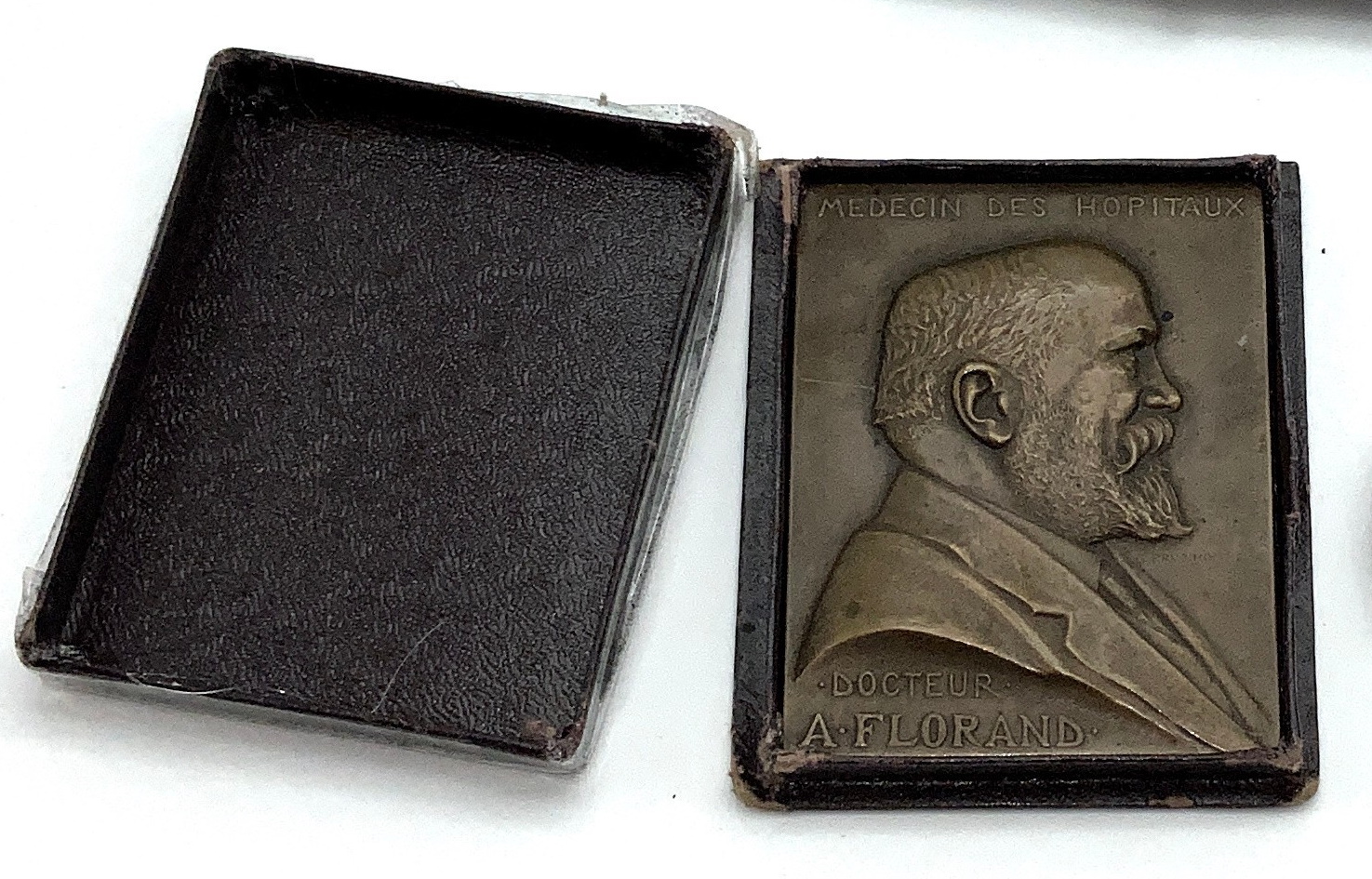 MEDECIN DES HOPITAUX BRONZE MEDAL PLAQUE OF DOCTEUR A. FLORAND SIGNED G. PRUD'HOMME - Image 2 of 2