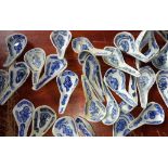 A GROUP OF ANTIQUE CHINESE PORCELAIN SPOONS, DECORATED IN BLUE AND WHITE.