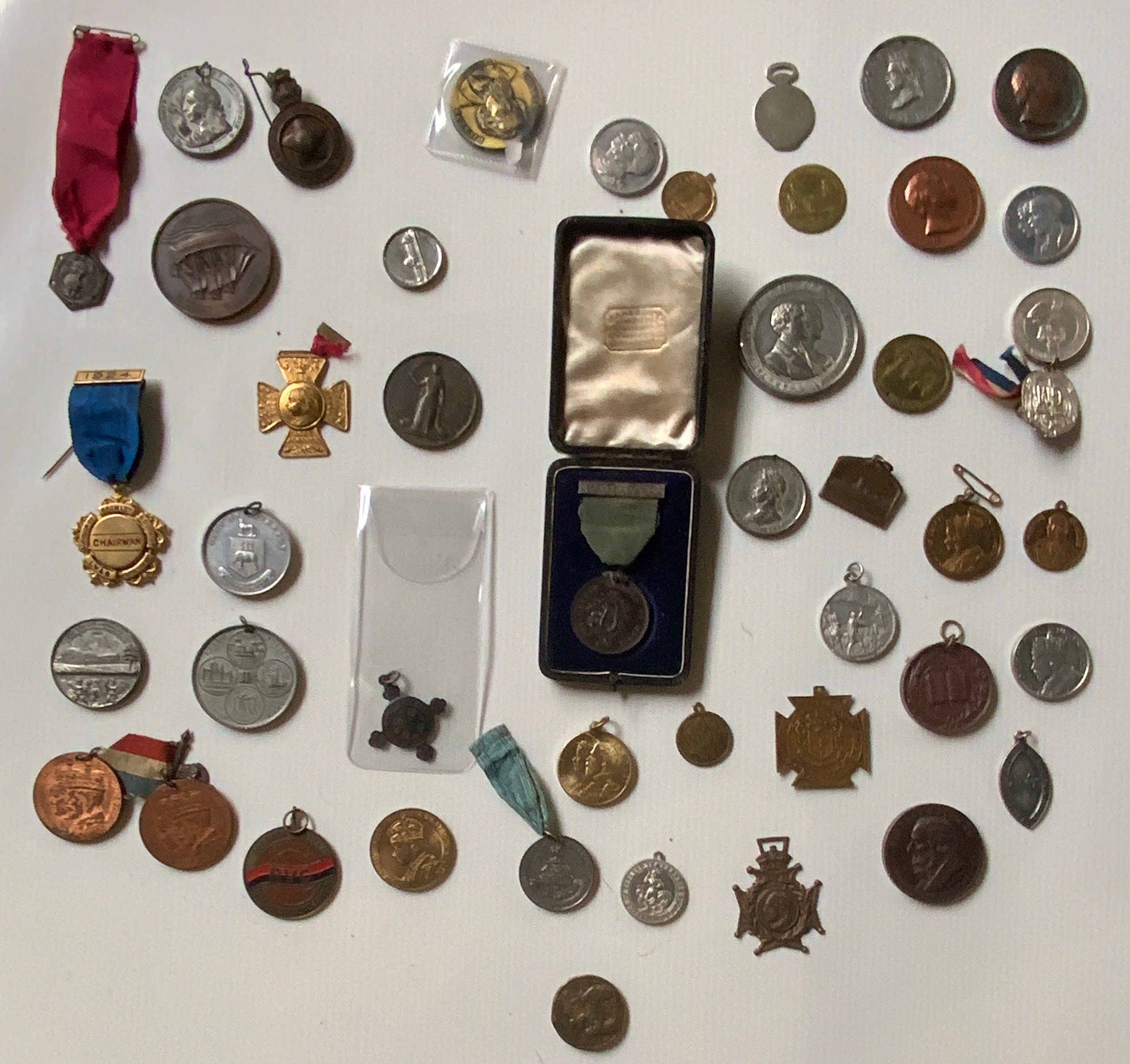 COMMEMORATIVE MEDALS & MEDALLIONS, MOSTLY BRONZE OR WHITE METAL. INCLUDES SOME ROYALTY ISSUES