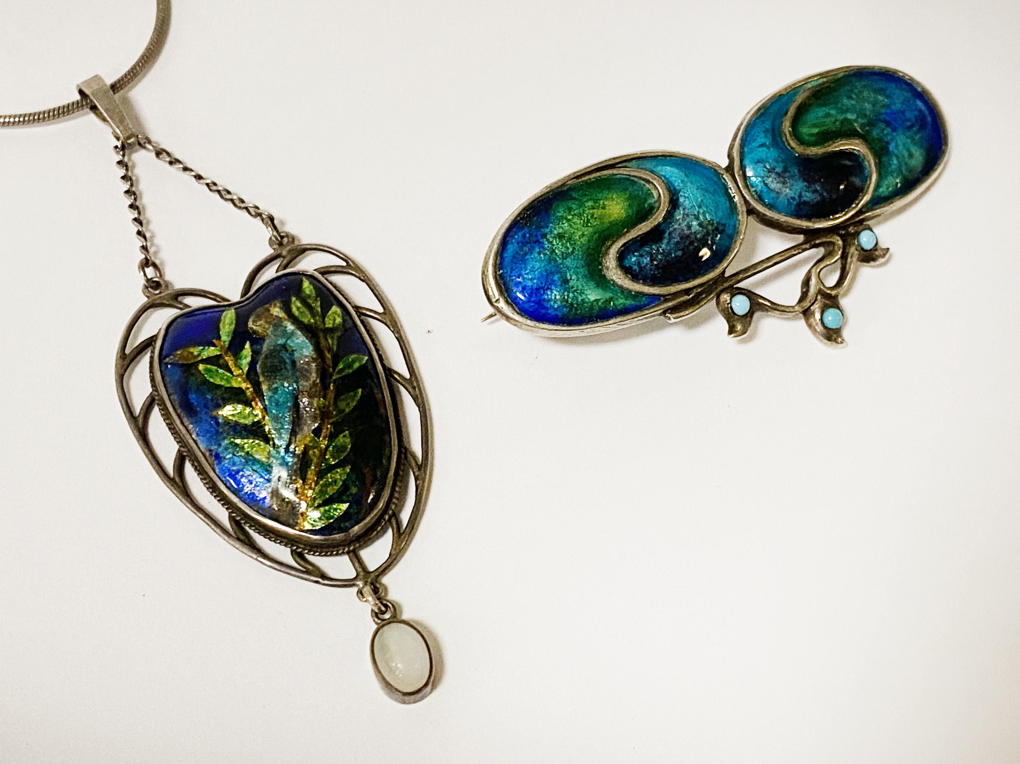 ARTS & CRAFTS LIBERTY STYLE SILVER & ENAMEL BROOCH WITH SILVER PENDANT & CHAIN - Image 2 of 2