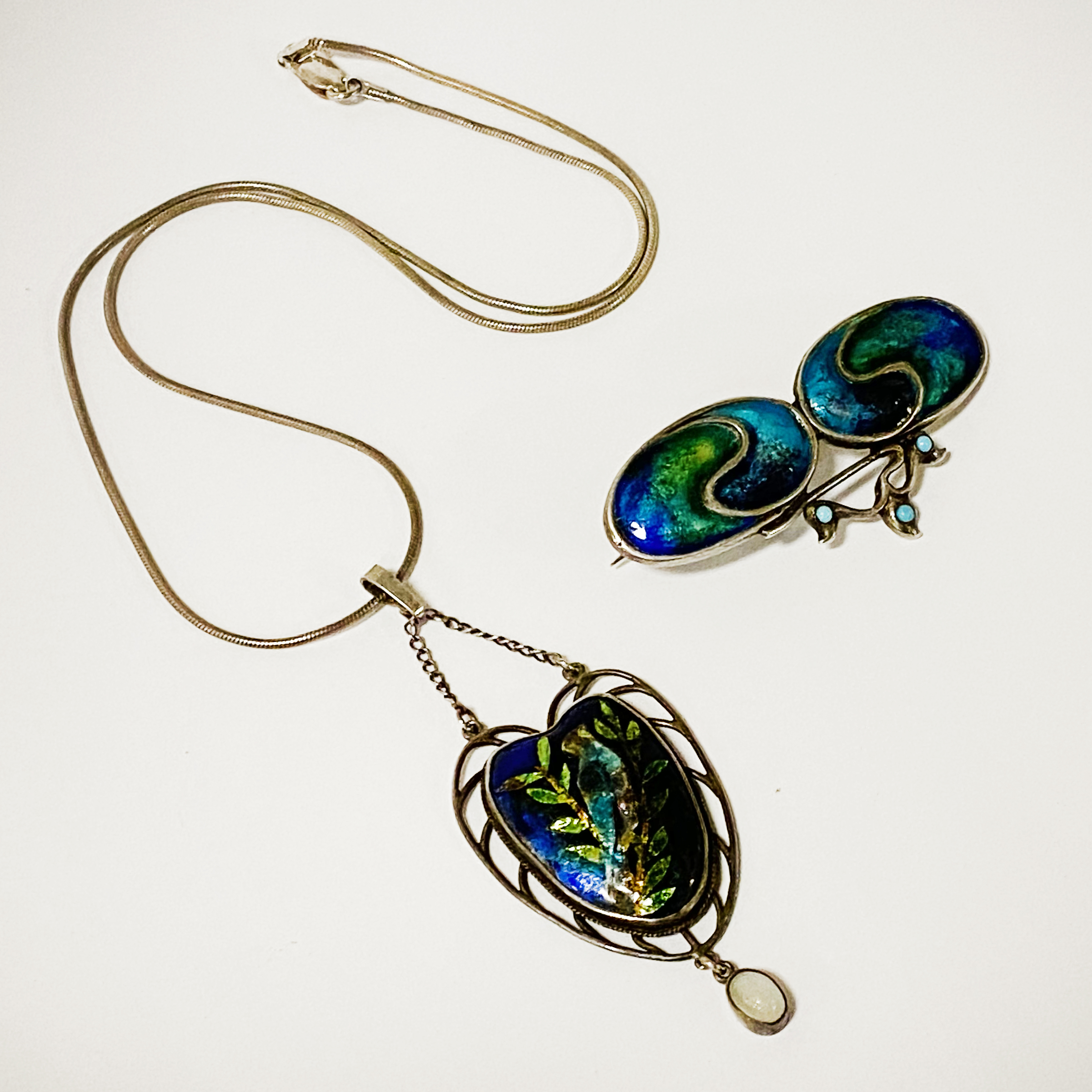 ARTS & CRAFTS LIBERTY STYLE SILVER & ENAMEL BROOCH WITH SILVER PENDANT & CHAIN