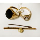 TWO 9CT GOLD RINGS & 9CT GOLD BROOCH PIN - 15.2 GRAMS APPROX