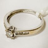 18CT GOLD DIAMOND RING APPROX 0.26 CT - SIZE L - 2.6 GRAMS APPROX