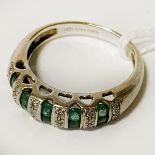 18CT WHITE GOLD DIAMOND & EMERALD RING - SIZE N 3.8 GRAMS APPROX