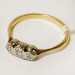 18CT GOLD & DIAMOND RING - SIZE P - APPROX 2.5G