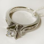 18CT WHITE GOLD & DIAMOND RING - CENTRE STONE APPROX 0.80 CT WITH SMALLER STONES - SIZE H