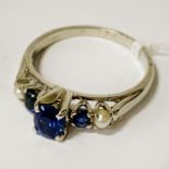 18CT GOLD SAPPHIRE & PEARK RING - SIZE L - APPROX 2.8G