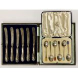 6 H/M SILVER ENAMEL TEASPOONS 'MAPPIN & WEBB' (BOXED) WITH SILVER HANDLED KNIVES (BOXED)