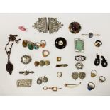 COLLECTION OF JEWELLERY TO INCLUDE SILVER BEJEWELLED BROOCH/OTHER SILVER & 9 CARAT GOLD FOB LINK