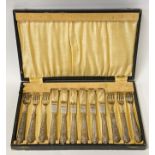 SET OF FISH KNIVES & FORKS WITH SILVER HANDLES
